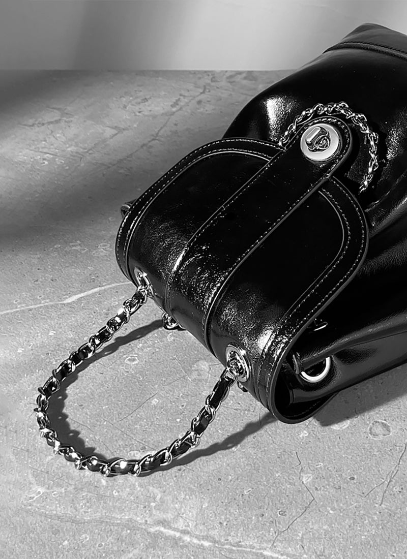 ISOLE公式|貴重品の収納に優れたブラックチェーンバッグ