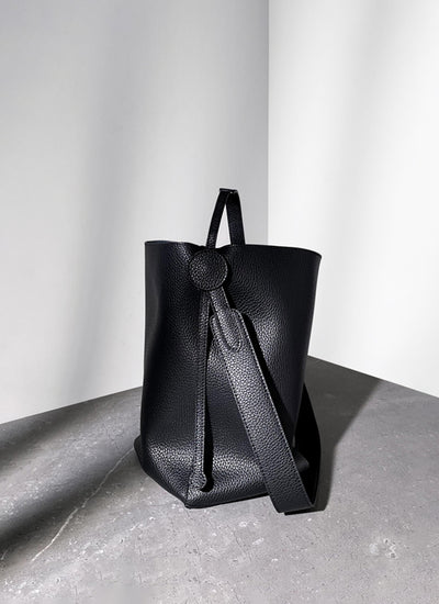 ISOLE公式|柔らかな本革のビッグサイズブラックショルダーバッグ、A4収納可