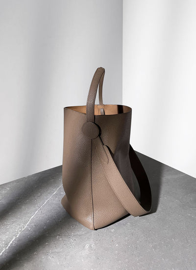 ISOLE公式|柔らかな本革ブラウン色のショルダーバッグ、大容量でA4も