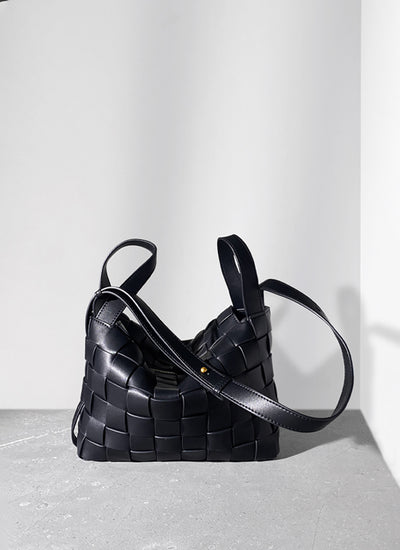 ISOLE公式|上品なブラック色の3WAY太め牛革ショルダーバッグ