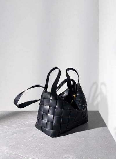 ISOLE公式|3WAY太め牛革ブラック色の編み込みショルダーバッグ