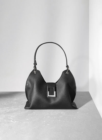 ISOLE公式|コンパクトながら大容量、大人のブラック色のトートバッグ