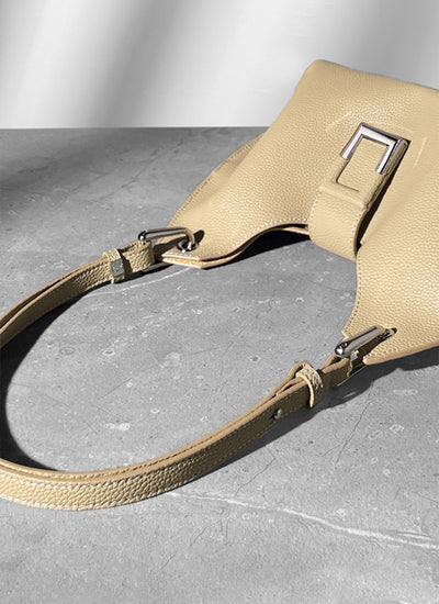 ISOLE公式|コンパクトな見た目、大きな収納力のベージュ色トート