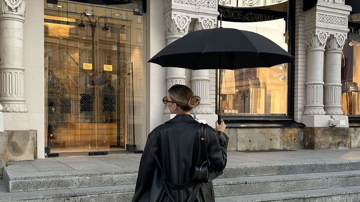 梅雨時期のバッグ、正解は？雨の日コーデを軽く見せるコツ