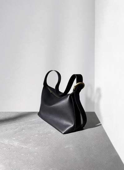 ISOLE公式｜大容量の軽量ブラックショルダーバッグ