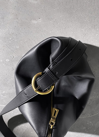 ISOLE公式｜ブラックの大容量ショルダーバッグ、軽さ抜群