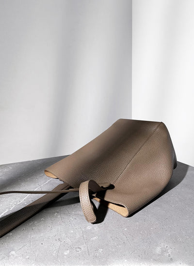 ISOLE公式｜A4サイズ対応、柔らかな本革ブラウン色のショルダーバッグ