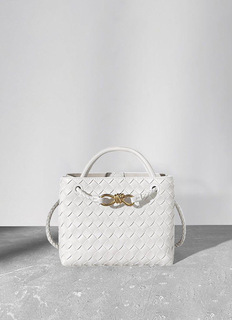 ISOLE公式｜ホワイト色のカジュアル編み込みデザインハンドバッグ