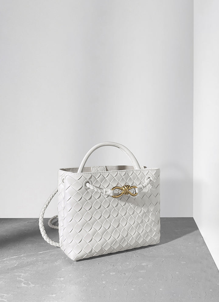 ISOLE公式｜ホワイト色のカジュアルハンドバッグ、編み込みデザイン