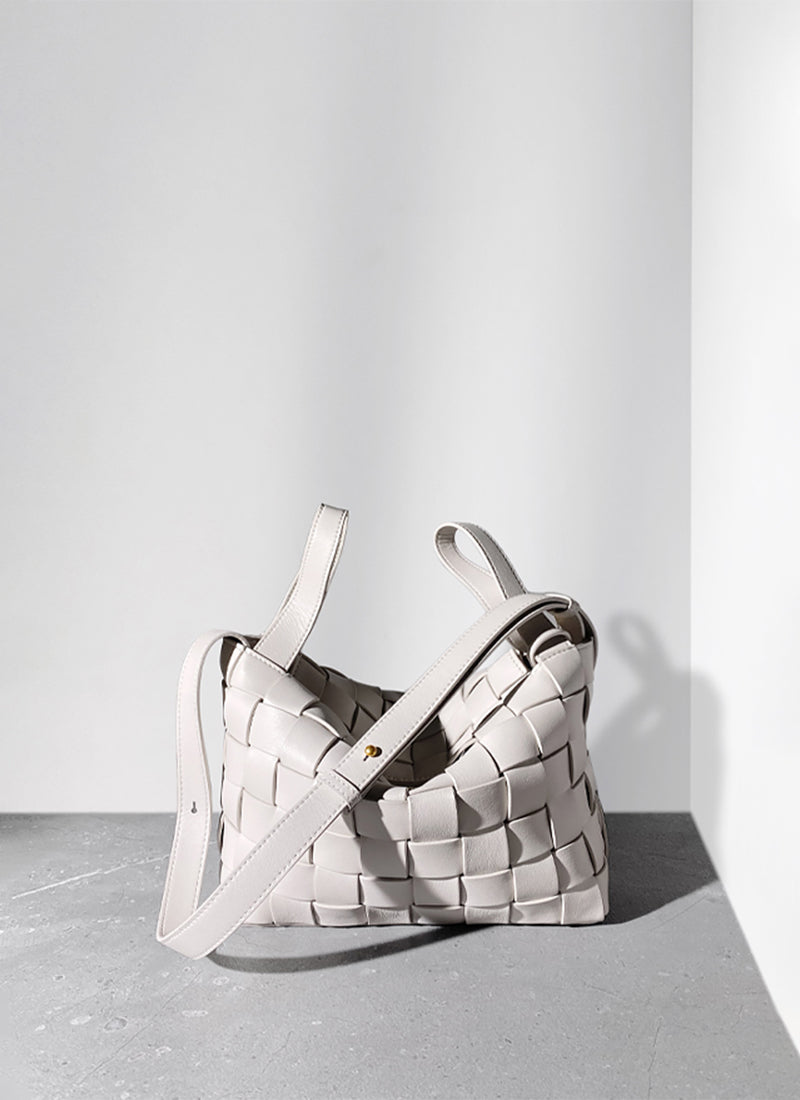 ISOLE公式｜ホワイト色の太め牛革編み込み3WAYショルダーバッグ