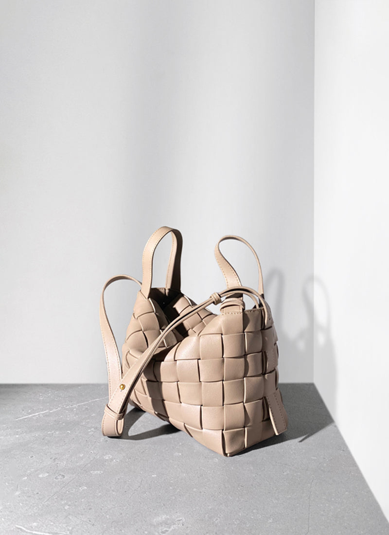 ISOLE公式｜太い牛革を使用した薄いピンク色の3WAYショルダーバッグ