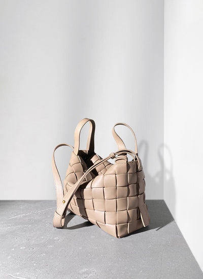 ISOLE公式｜太い牛革を使用した薄いピンク色の3WAYショルダーバッグ