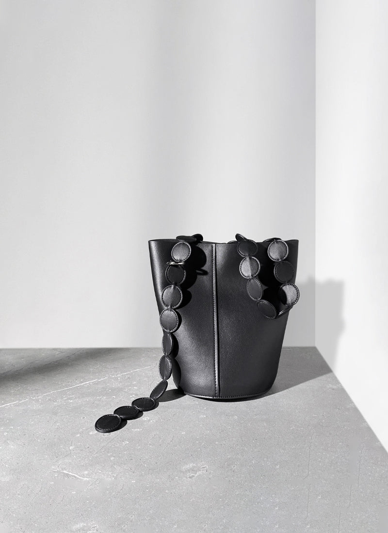 ISOLE公式｜オシャレな円型デザインのブラック色ハンドバッグ
