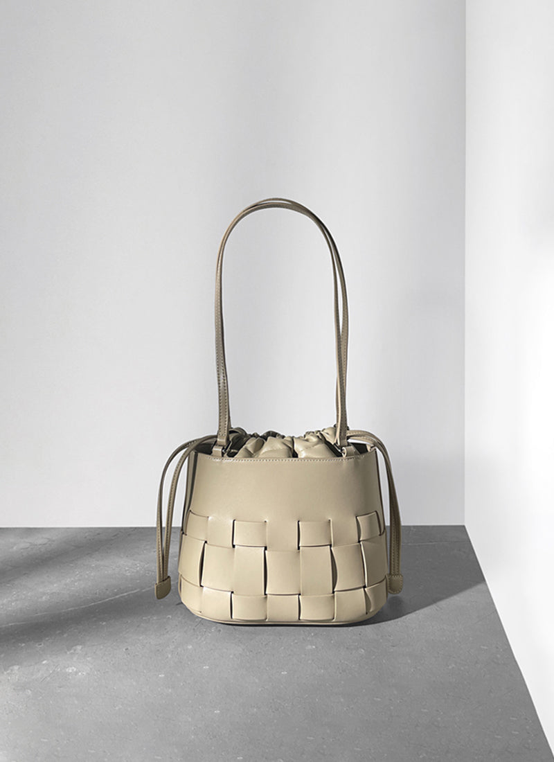 ISOLÉ公式｜巾着タイプ ショルダーバッグ 編み込みバケツ型 ISOLE