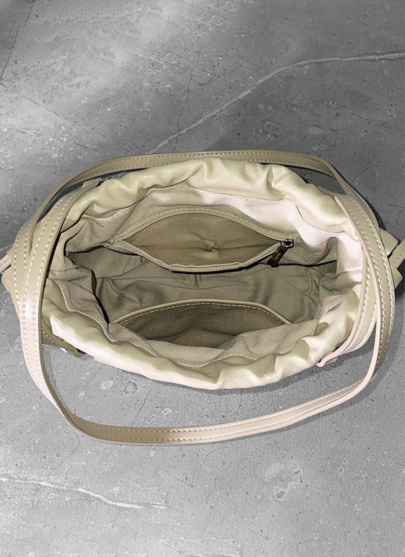 ISOLE公式｜編み込みデザイン仕様の薄いベージュ色のショルダーバッグ、巾着タイ