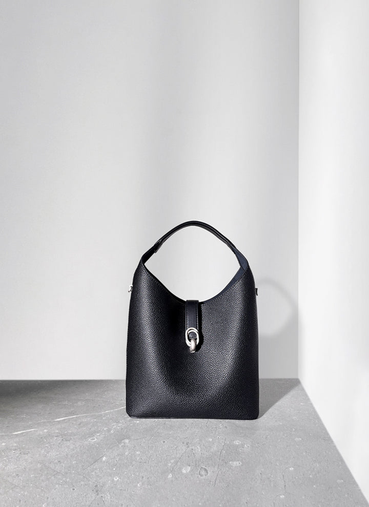 ISOLE公式｜洗練されたデザインのブラック色のミニマルバッグ