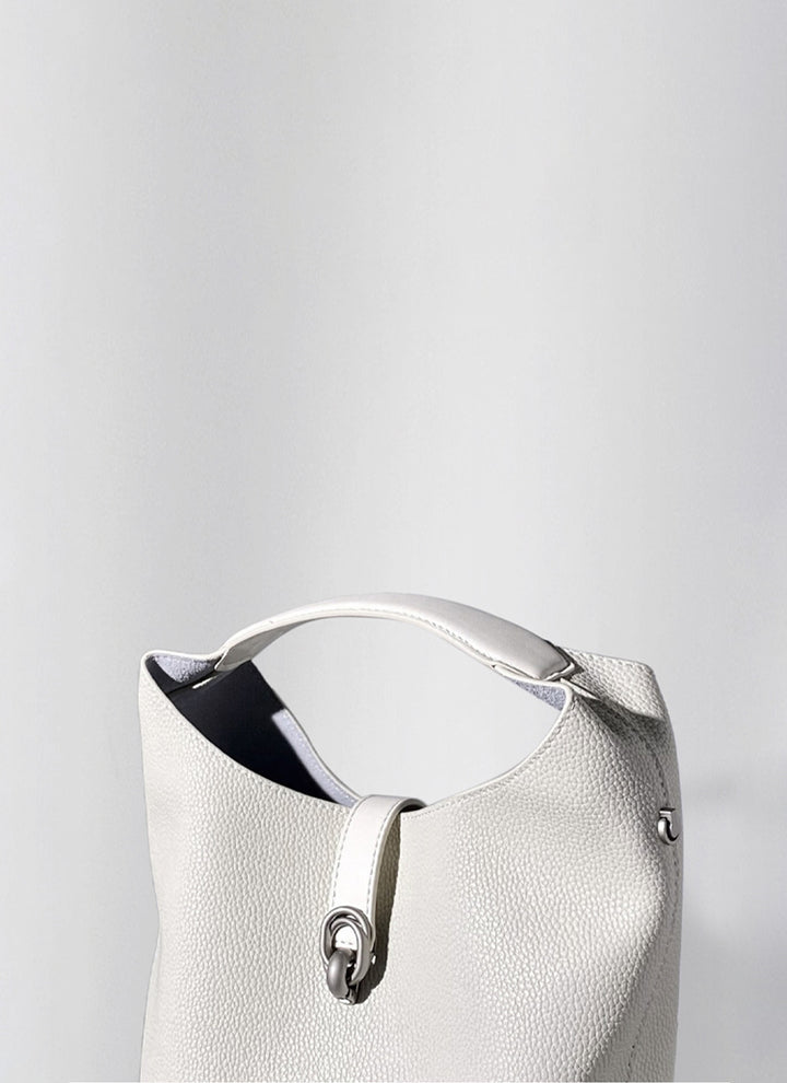 ISOLE公式｜メタリック仕様のバックルを備えたシーズンレスのホワイト色のバッグ