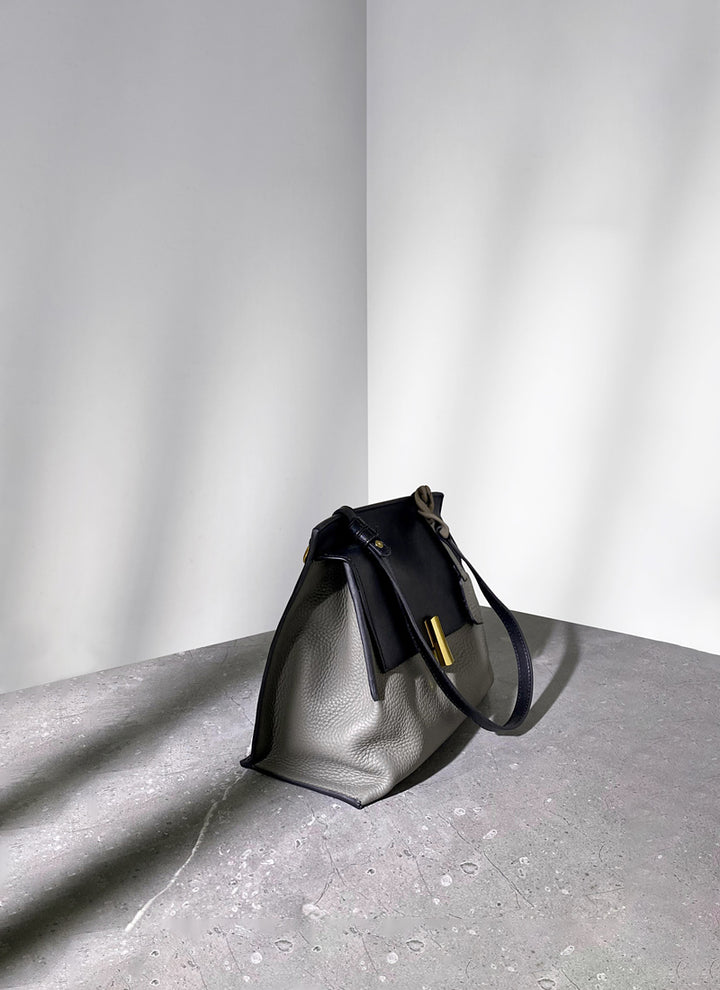 ISOLE公式｜取り外し可能なショルダーストラップのグレー色のハンドバッグ