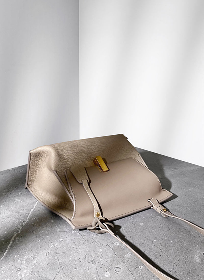 ISOLE公式｜素材の良さとデザインのベーシックなベージュ色のショルダーバッグ