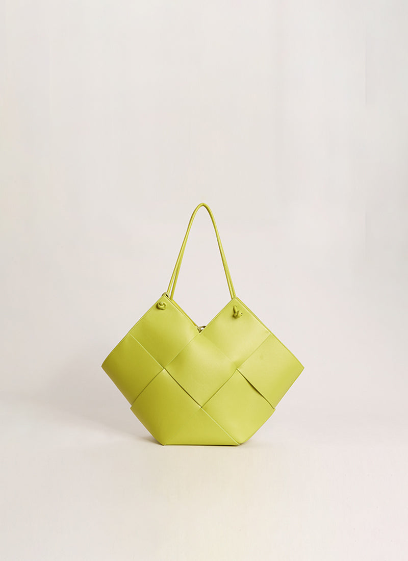 ISOLE公式｜軽くて身に纏いやすい、日常に便利な実用的サイズのイエロー色のバッグ