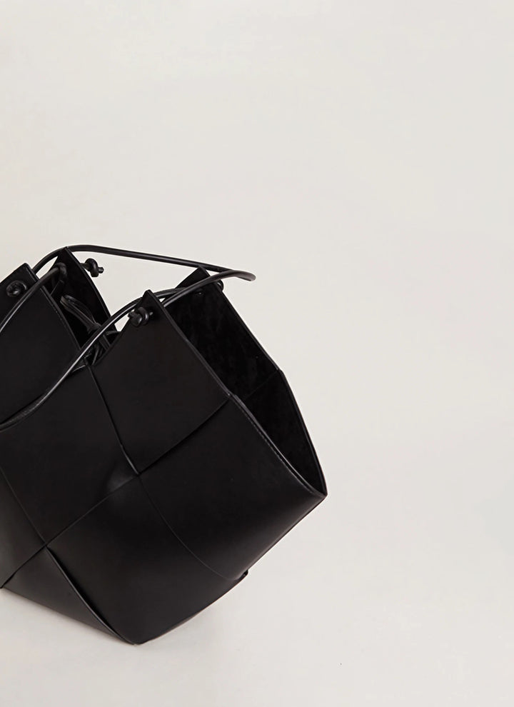 ISOLE公式｜ブラック色の上質な牛革トートバッグ、柔らかな素材