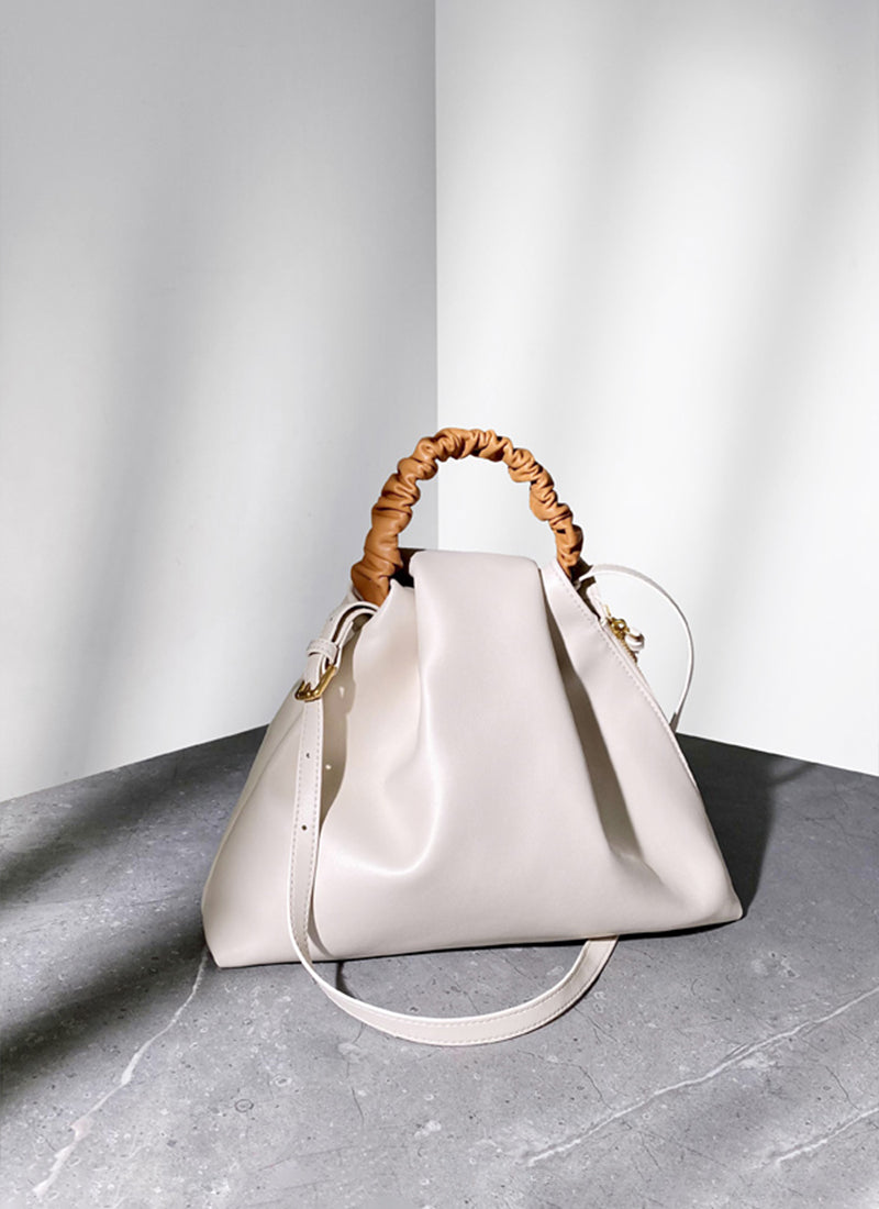ISOLE公式｜デイリーに使えるシンプルなミニマルデザインのアイボリー色のバッグ