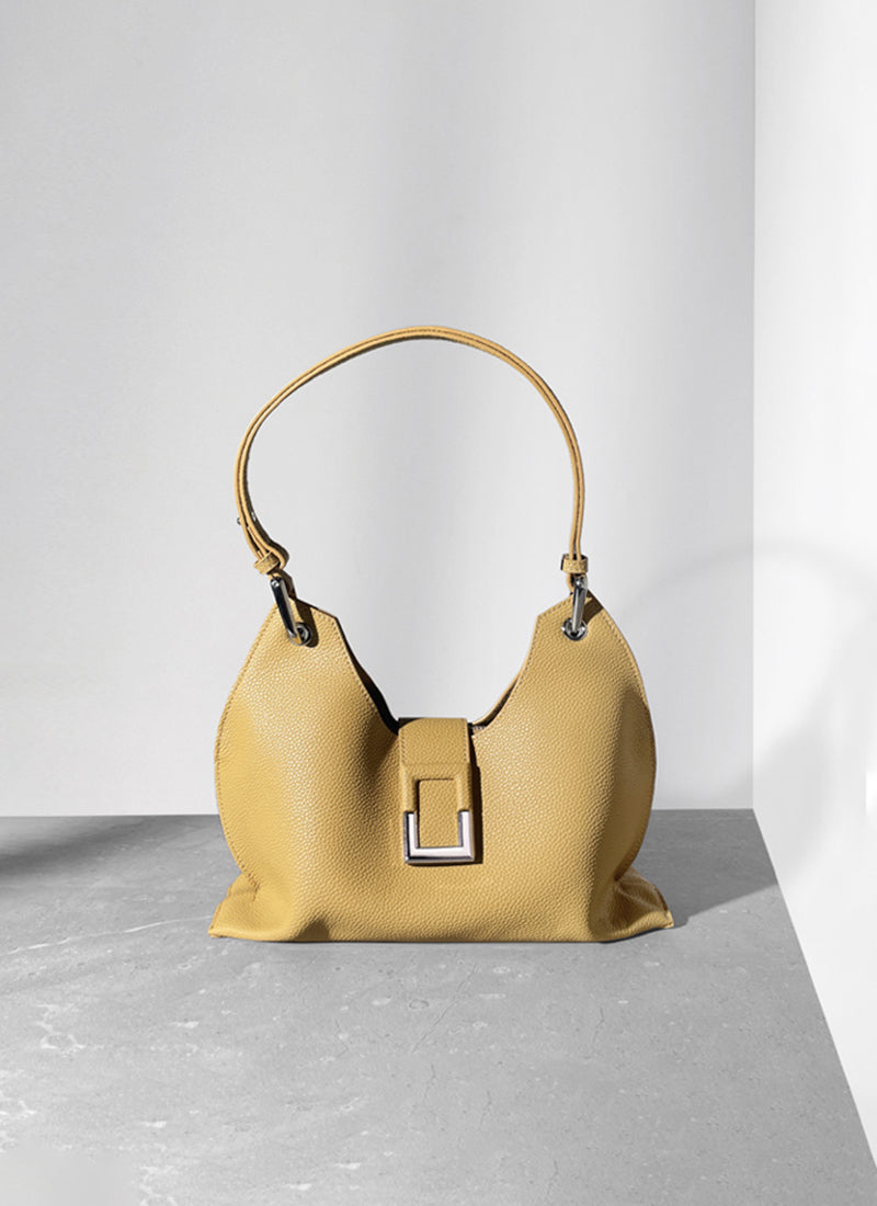 ISOLE公式｜コンパクトな見た目、大きな収納力のベージュ色のトートバッグ