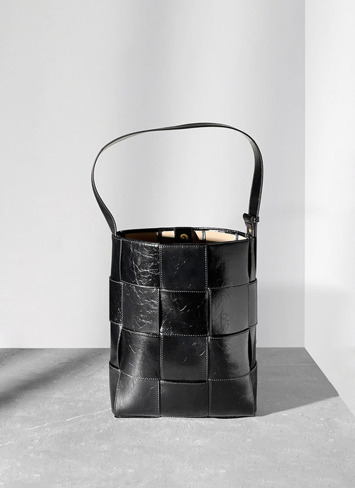 ISOLE公式｜体に馴染む大きさ、シンプルな装飾のブラック色のバゲットバッグ