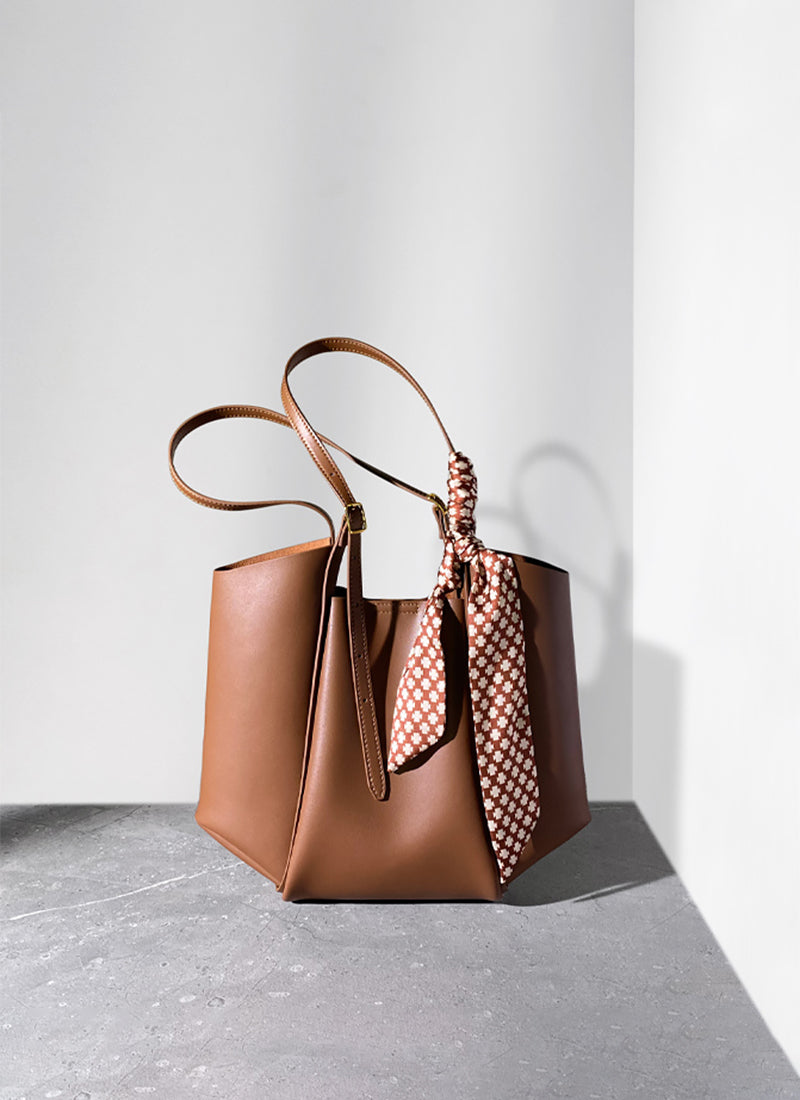ISOLE公式｜ゆるやかな曲線デザインで収納力抜群のブラウン色のレディースバッグ