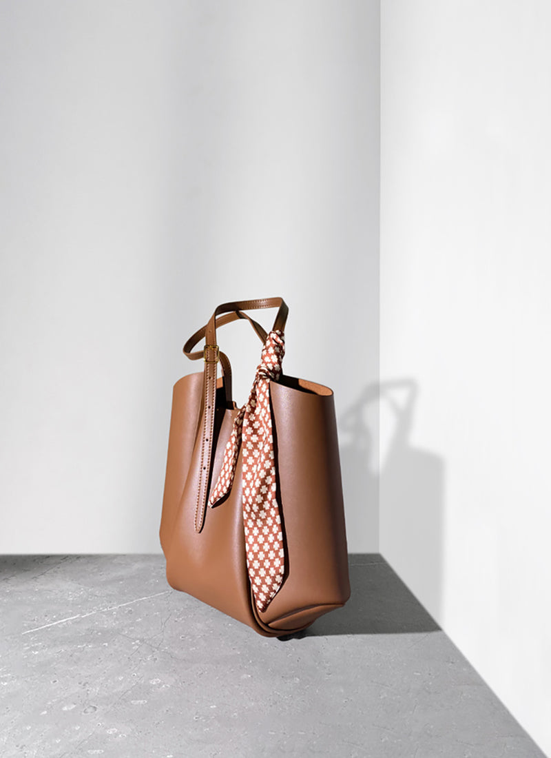 ISOLE公式｜長く愛用できる、洗練度高いブラウン色のレディースバッグ