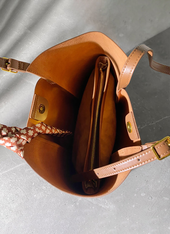 ISOLE公式｜曲線デザインで使いやすい、機能性抜群のブラウン色のレディースバッグ