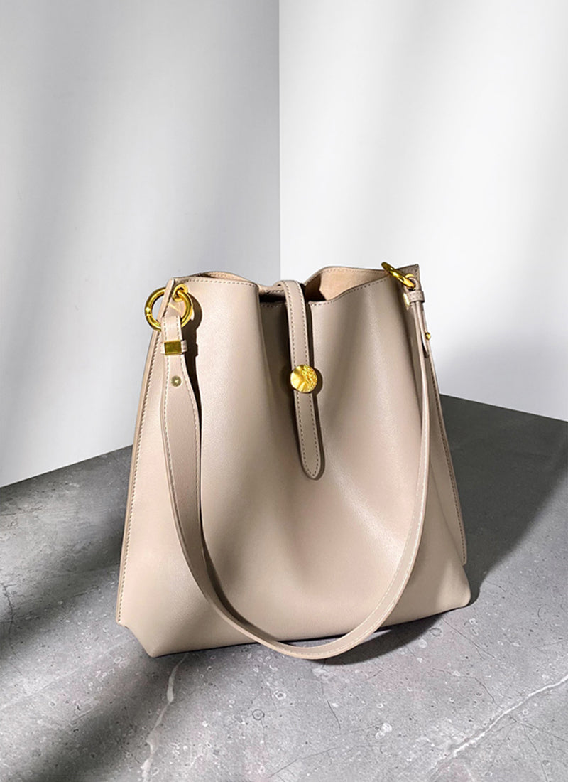ISOLE公式｜ショルダー紐付き、斜め掛け可能なベージュ色の本革バッグ