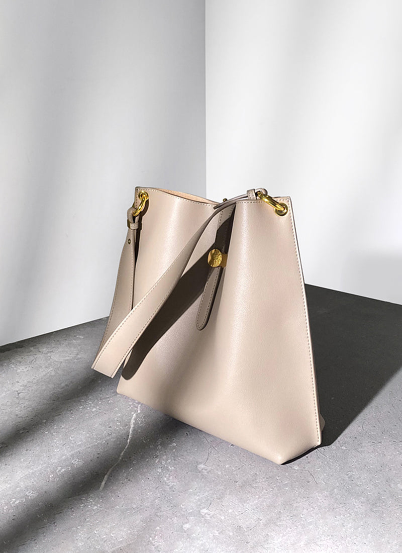 ISOLE公式｜A4クリアファイル対応、幅広いシーンで使えるベージュ色の本革バッグ