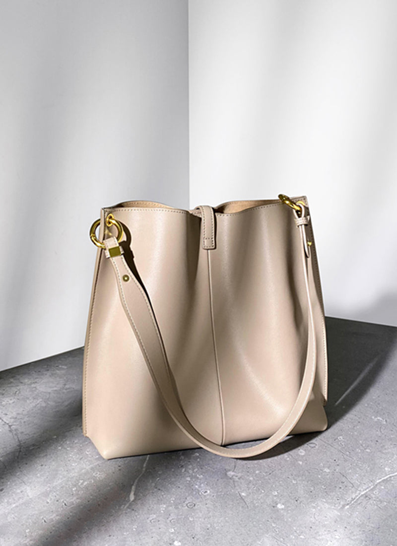 ISOLE公式｜大人の魅力漂う、柔らかな触り心地の本革ベージュ色のバッグ