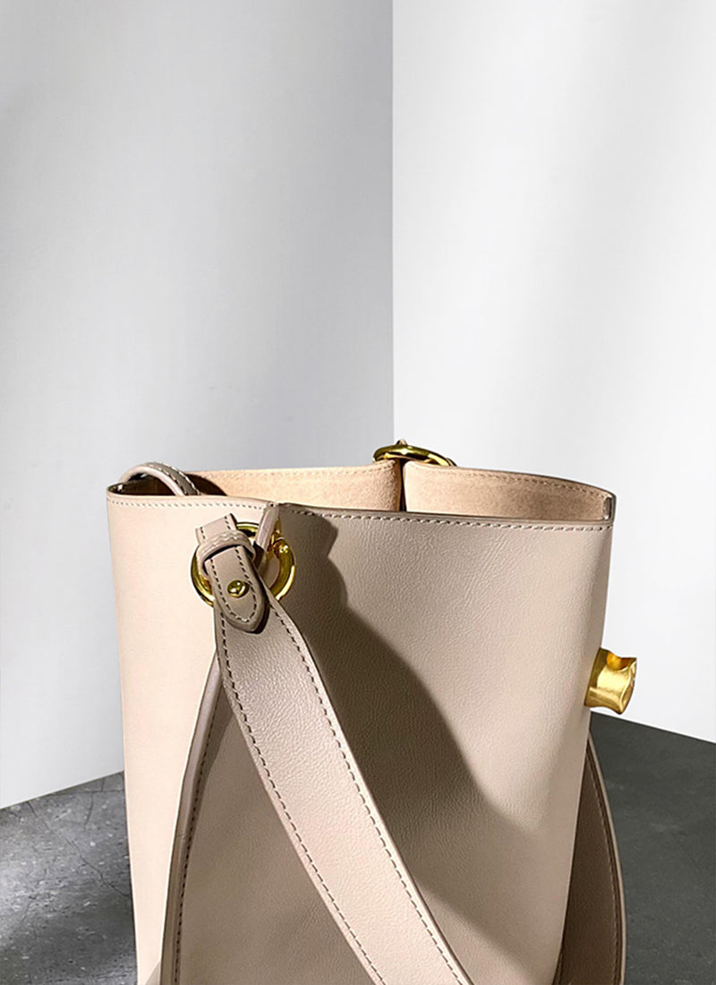 ISOLE公式｜ショルダー付き、斜め掛けも可能な本革ベージュ色のバッグ