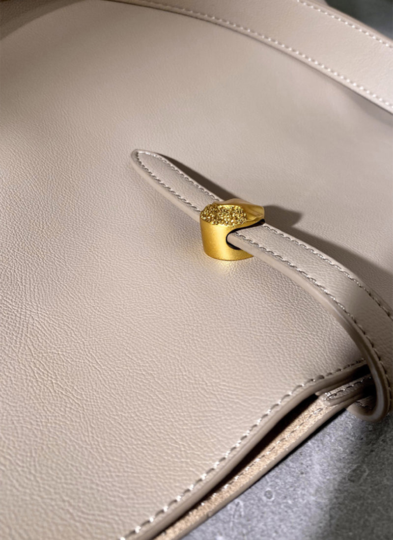 ISOLE公式｜ショルダーストラップ付き、斜め掛けも楽しめる本革ベージュ色のバッグ