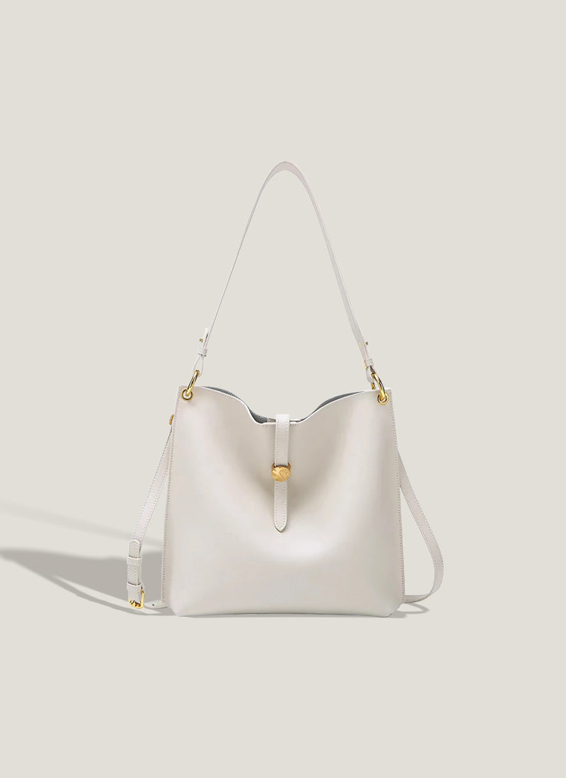 ISOLE公式｜ショルダー紐付き、斜め掛け可能なホワイト色の本革バッグ