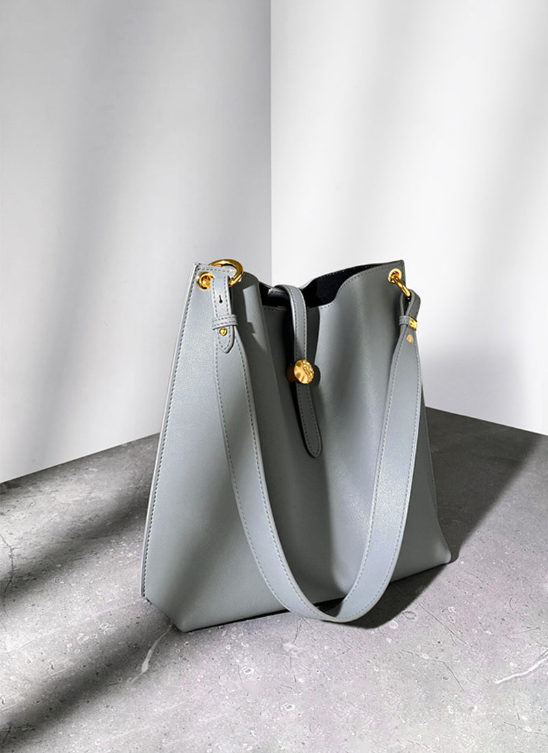 ISOLE公式｜ショルダー紐付き、斜め掛け可能なミント色の本革バッグ